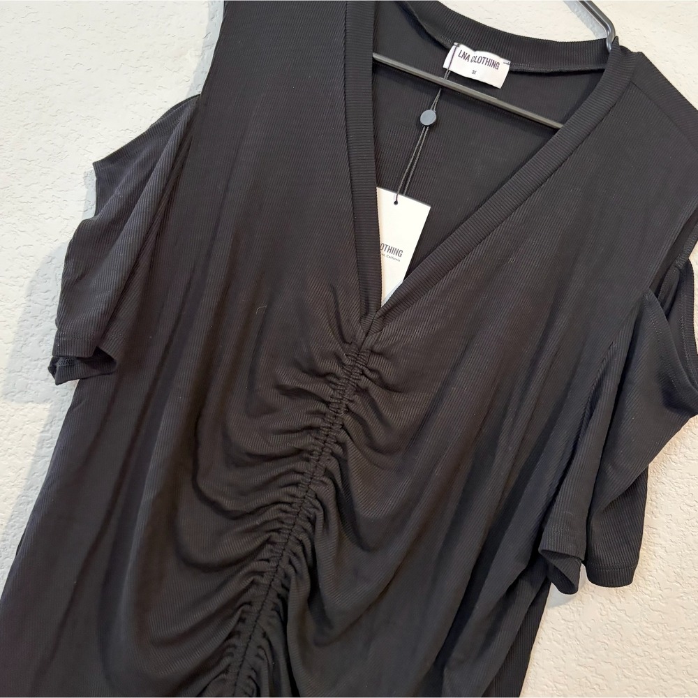 NEW LNA Clothing Brighton Top Black Cold Shoulder Ribbed Ruched V-Neck 3X - Picture 3 of 6